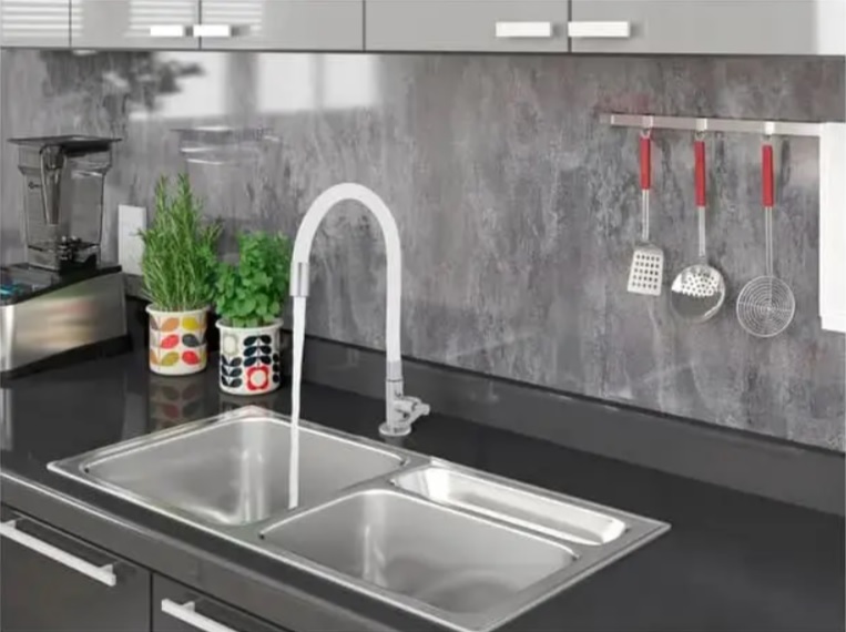 Torneira Gourmet para Cozinha de Mesa Nell – Flexível Cromada e Branca AM02