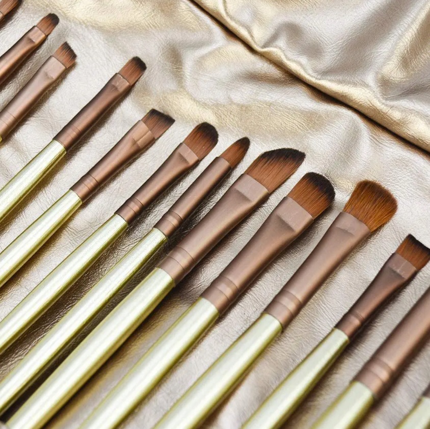Kit de 24 Pincéis Para Maquiagem Profissional com Estojo Bronze CBRN15382