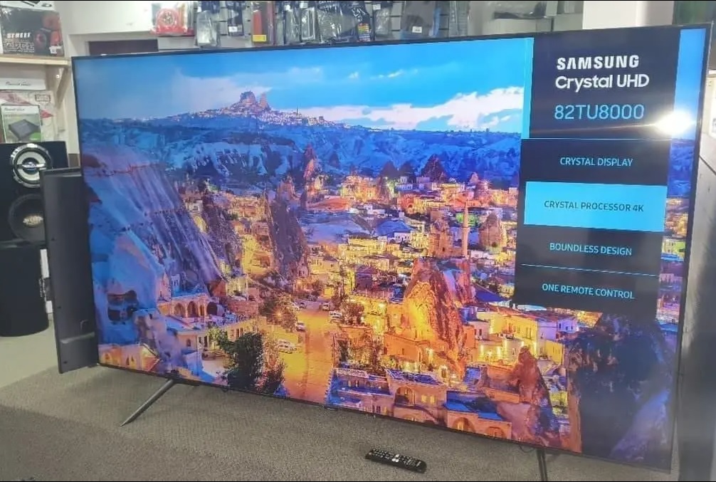 Smart TV 82” Samsung Crystal UHD 82TU8000 4K, Wi-fi, Borda Infinita, Alexa built in, Controle Único, Visual Livre de Cabo, Modo Ambiente Foto e Processador Crystal 4K
