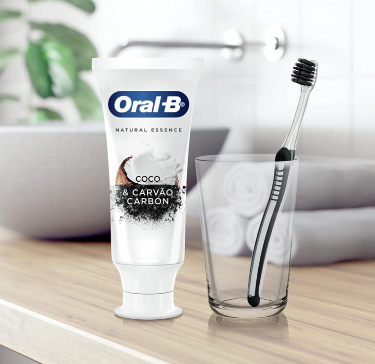 Creme Dental Oral-B Natural Essence com Óleo de Coco e Carvão – 102g