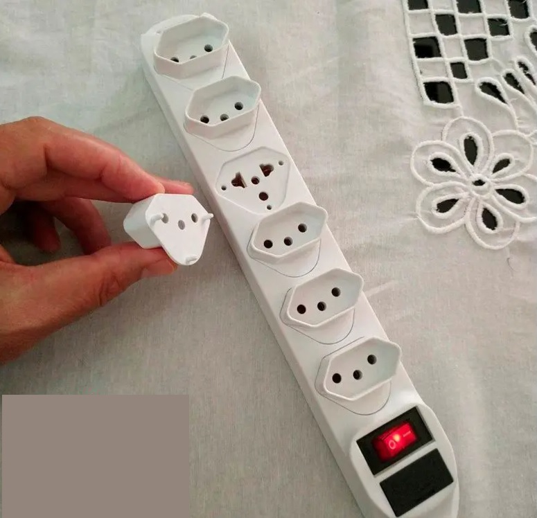 Protetor Eletrônico Intelbras com 6 tomadas EPE 1006, Branco