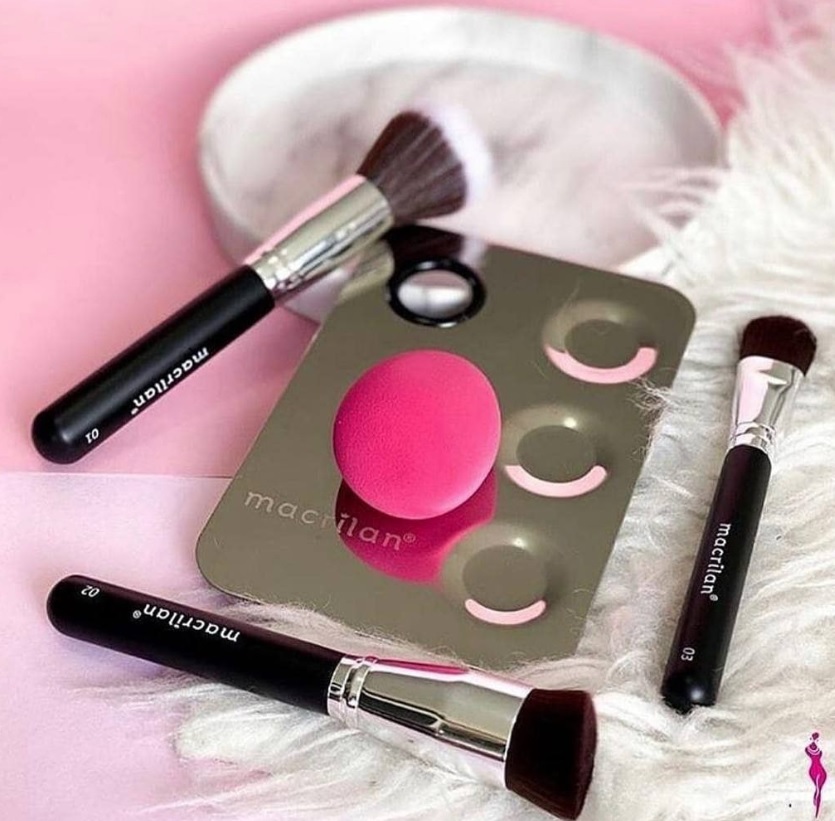 Kit com 3 pincéis para maquiagem, 1 esponja e 1 placa – KP10-1, Macrilan