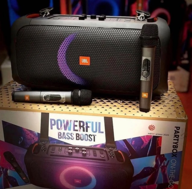 Caixa de Som Portátil Bluetooth JBL PartyBox On-The-Go, Com Microfone Sem Fio e Efeitos de Luzes – JBLPARTYBOXGOBBR2