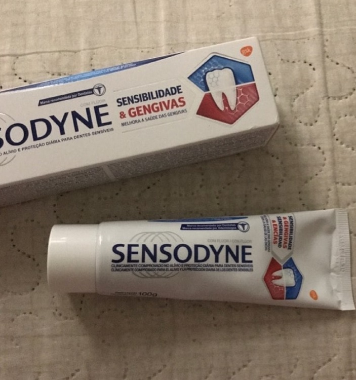 Creme Dental Sensibilidade & Gengivas para Dentes Sensíveis e Sangramentos na Gengiva, Sensodyne, 100g