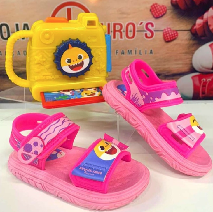 Sandália Infantil Grendene Kids Baby Shark Brincando de Fotógrafo Menina
