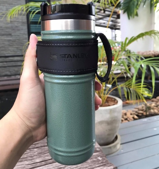 Stanley Caneca The Quadvac NeverLeak verde martelo, 473 ml