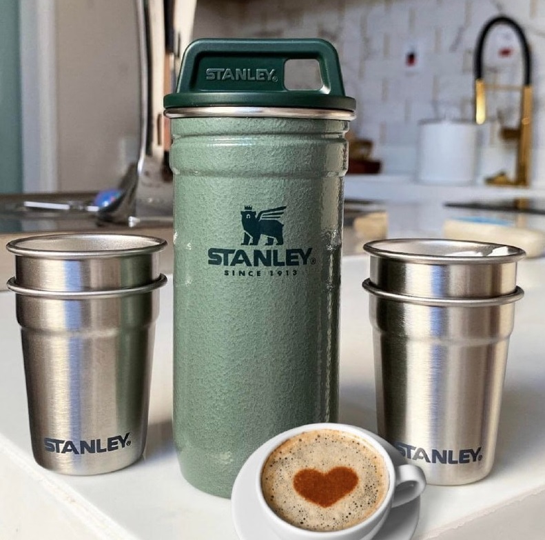 Conjunto de copos de shot de aventura Stanley, 4 copos de aço inoxidável com estojo de transporte de metal resistente, presentes de acampamento
