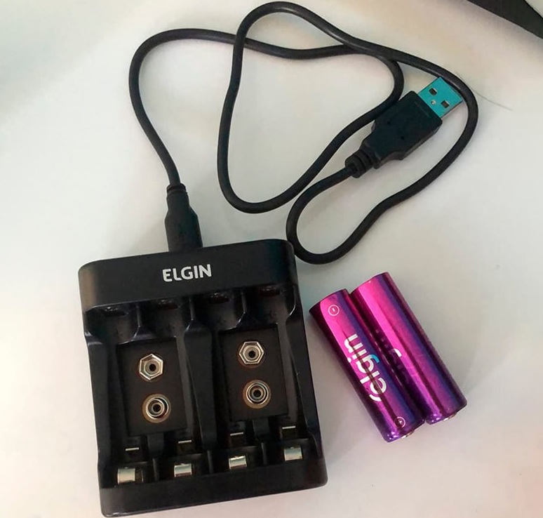 Carregador De Pilhas Bivolt Para 4 Pilhas AA /AAA/9v Sem Pilhas, Elgin, 46RSCUSB0000