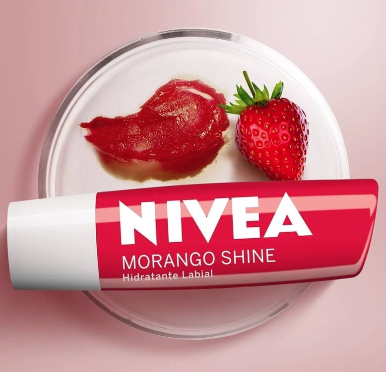 NIVEA Hidratante Labial Morango Shine – Cuidado intensivo para seus lábios, hidratação prolongada, delicioso aroma de morango, pigmentos brilhantes e cor delicada – 4,8g
