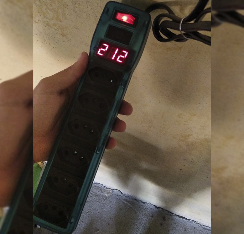 Filtro de Linha Power Line de 6 tomadas em Gabinete Plástico com Voltímetro Digital