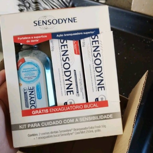 Sensodyne Branqueador Extra Fresh Kit com 2 Cremes Dentais, 50g, Enxaguatório Bucal Coolmint para Dentes Sensíveis, 250ml