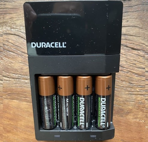 DURACELL – Carregador de Pilhas Recarregáveis AA e AAA Com 4 Pilhas AA