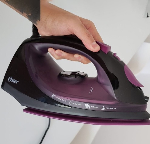 Ferro de Passar a Vapor Oster Cerâmica, 220V, Preto/Roxo, 1600W, GCSTBS5956