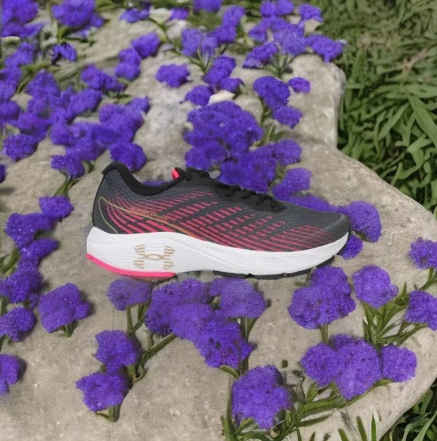 Tênis Under Armour Charged Levity Feminino