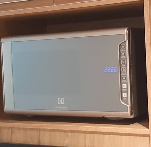 Micro-ondas Electrolux MI41 prata 31L Cor Prata