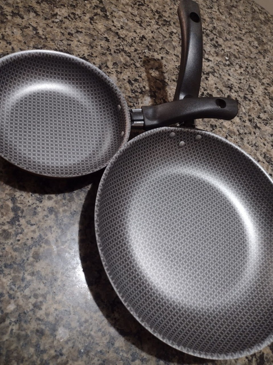 Conjunto de Frigideira Francesa e Frigideira para Ovo Alegrete Enjoy em Alumínio com Revestimento Antiaderente Cinza – 2 Peças