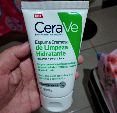 CeraVe, Espuma Cremosa de Limpeza Hidratante, com Ácido Hialurônico 140g