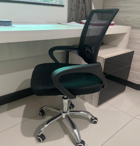 Cadeira de Escritório Secretária Giratória com Encosto Arco Confortável em Malha Respirável, Preta, Base Cromada, 5 Rodinhas, Home Office