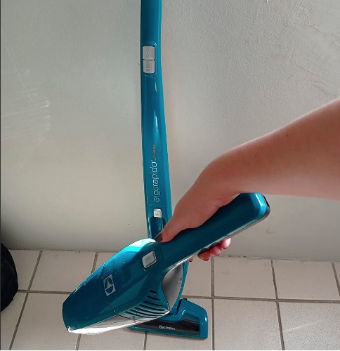 Aspirador de Pó Vertical Sem Fio Electrolux Ergorapido 2 em 1 até 20 min Verde (ERG22)