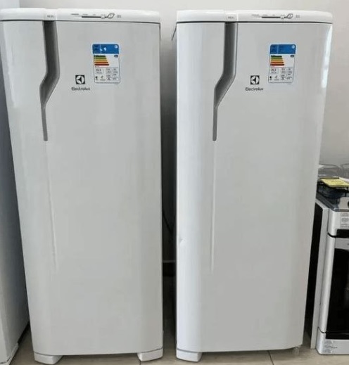 Geladeira/Refrigerador Electrolux Degelo Prático 240 Litros Cycle Defrost Branco RE31 – 110V