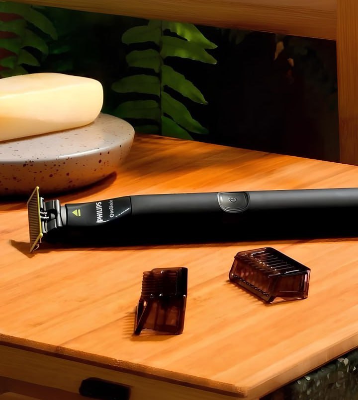 Aparador de Pelos Philips OneBlade QP1424/10 na Cor Cinza chumbo – Bivolt