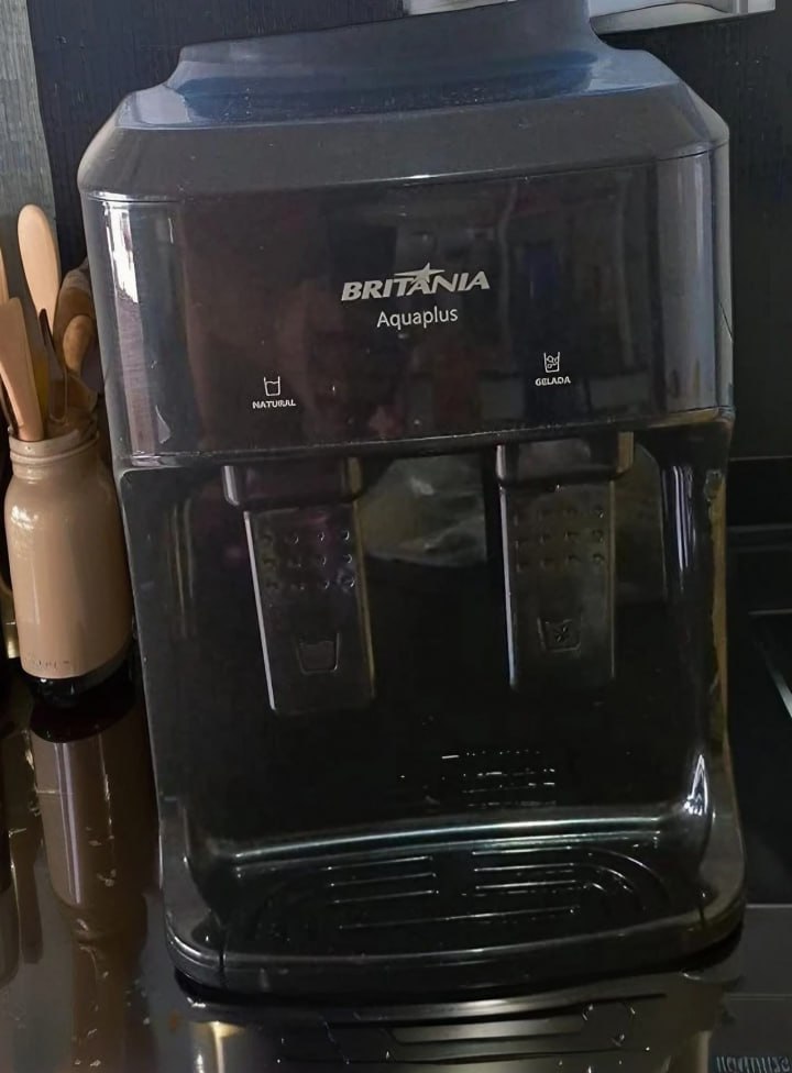 Bebedouro Bbe12p Aquaplus Para 10l Ou 20l Britânia 127v/220v Cor Preto 110V/220V