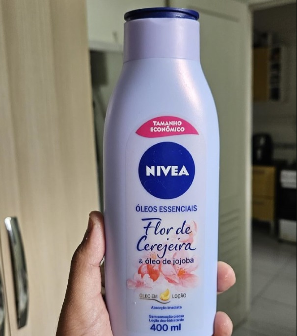 NIVEA Loção Hidratante Óleos Essenciais Flor de Cerejeira & Óleo de Jojoba 400ml