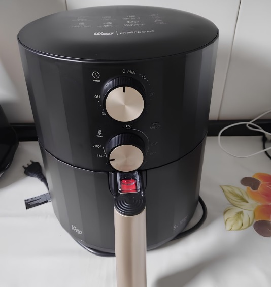 WAP Fritadeira Elétrica Air Fryer Grand Family 5L Cesto Removível com Duplo Revestimento Antiaderente 1500W e Ajuste de Temperatura 220V