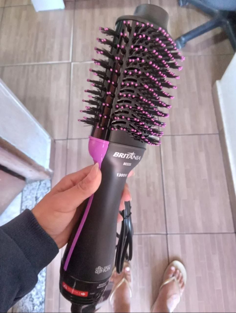 Escova Secadora De Cabelos Britânia 4 Em 1 1300w Bes35 Preto Bivolt