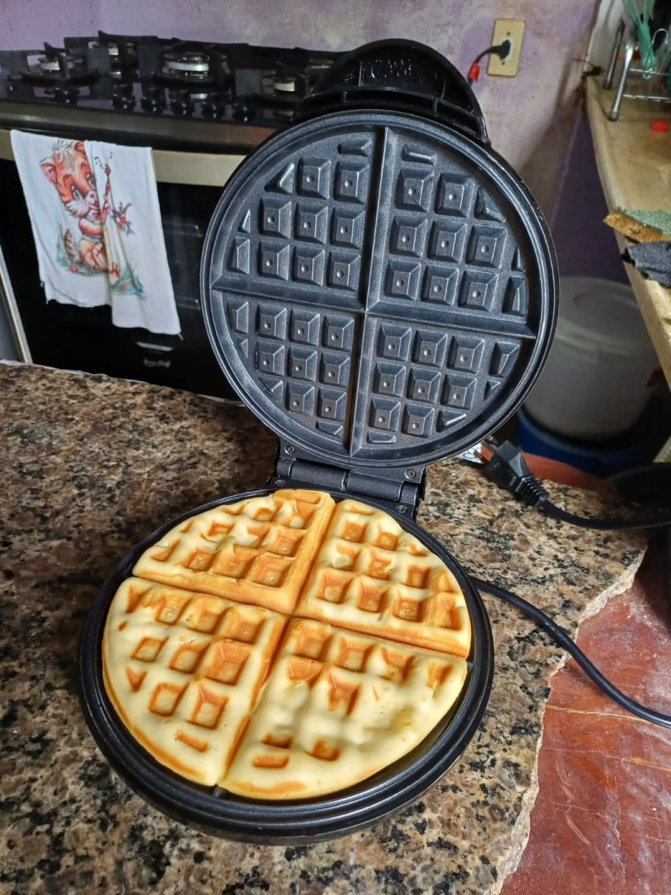 Waffle Maker, Mondial, Preto/Inox, 1200W, 110V – GW-01