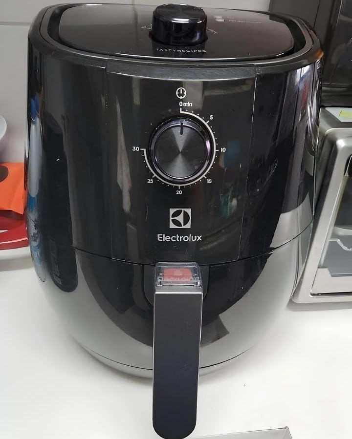 Fritadeira Elétrica sem oleo Electrolux Airfryer 3,2L 8 receitas pré-sugeridas desligamento automático cesto removivel 1400W EAF10 preta 127v